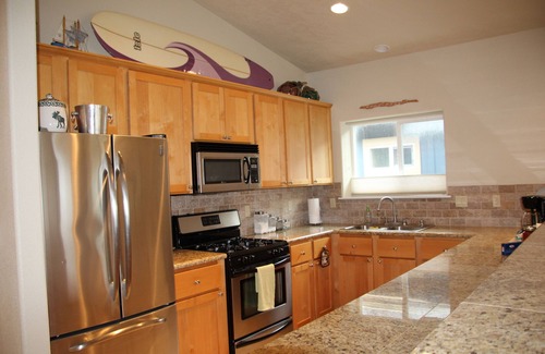 Gold Beach House | Ocean view townhouse Hot Tub. Pet Friendly. Two minute walk to the beach.