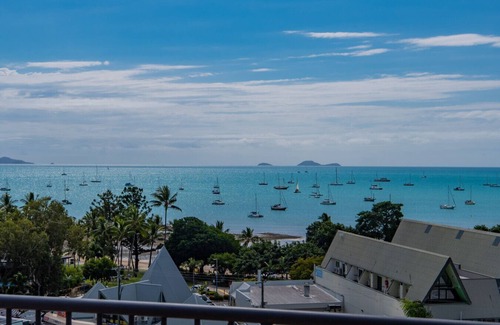 Airlie Beach Apartment | Ocean views 10a pool and spa