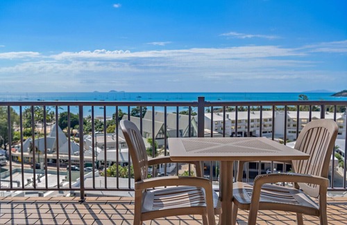 Airlie Beach Apartment | Ocean views 10a pool and spa