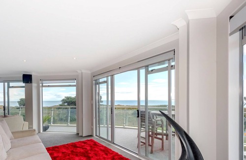 Papamoa Beach Cottage | OCEAN VIEWS AND BBQS - PAPAMOA HOLIDAY APARTMENT in Papamoa