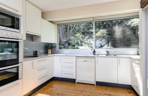 Killcare House | Ocean views, easy walk to beach and national park