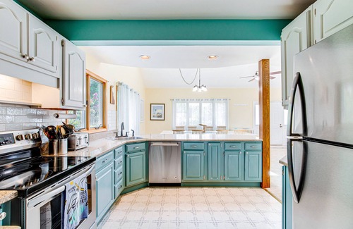 Ocean View House | Ocean Way Estates retreat with large upper deck & enclosed patio - dog-friendly