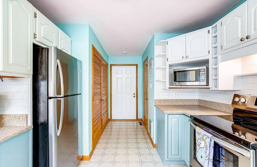 Ocean View House | Ocean Way Estates retreat with large upper deck & enclosed patio - dog-friendly