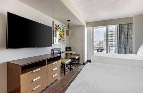 Northeast Virginia Beach Resort | Oceanaire Virginia Beach - 2 BEDROOM OCEAN VIEW 1 KG 2 DBLS SUITE