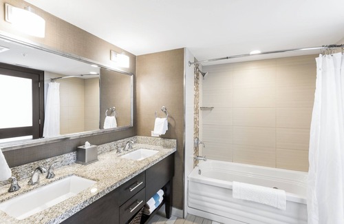 Northeast Virginia Beach Resort | Oceanaire Virginia Beach - 2 BEDROOM OCEAN VIEW 1 KG 2 DBLS SUITE