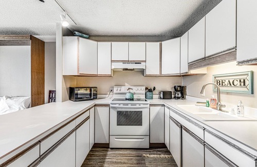 Neskowin Condo | Oceanfront, 2nd-floor condo with river/ocean views, balcony & beach access