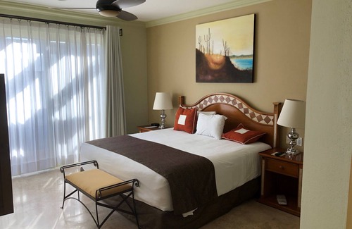 Los Cabos Resort | Oceanfront 3-bedroom penthouse in Cabo San Lucas! Amazing views and amenities!