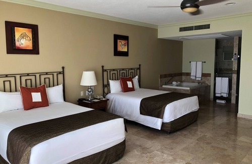 Los Cabos Resort | Oceanfront 3-bedroom penthouse in Cabo San Lucas! Amazing views and amenities!