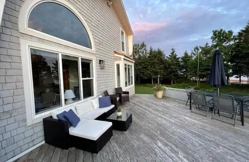 Canoe Cove House | Oceanfront 3-bedroom with beach and hot tub