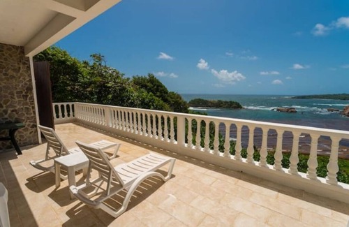 Calibishie Villa | Oceanfront 3-bedroom villa with spectacular view!