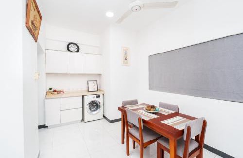 Mount Lavinia Apartment | Oceanfront apartment with beach access