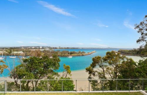 Buddina Apartment | Oceanfront apartment on top of point Cartwright