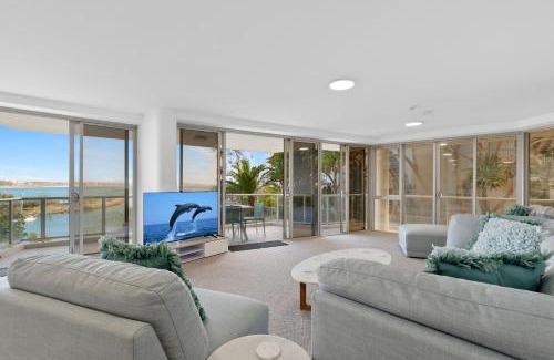 Buddina Apartment | Oceanfront apartment on top of point Cartwright