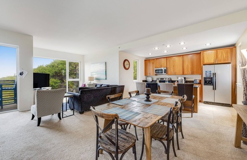 Rockaway Beach Condo | Oceanfront condo with mountain view, beach access, balcony, and washer/dryer - dog-friendly