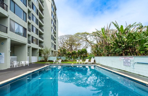 Hilo Condo | Oceanfront Condo w/ Shared Pool & Garden Views, Free WiFi, & Washer/Dryer