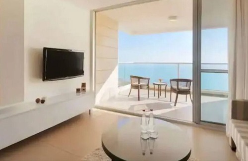 Acre Apartment | Oceanfront Deluxe Suite