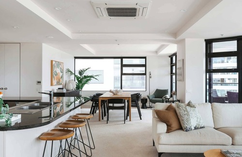 Mount Maunganui Apartment | Oceanfront Designer Home Sea Views, Pool and Gym