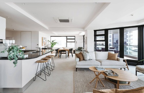 Mount Maunganui Apartment | Oceanfront Designer Home Sea Views, Pool and Gym
