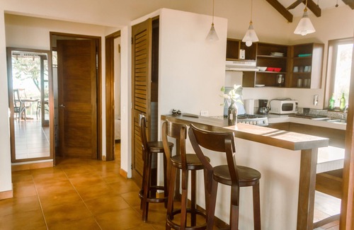 Leon House | Oceanfront Escape: 2BR Bungalow on Nicaragua’s Treasure Beach