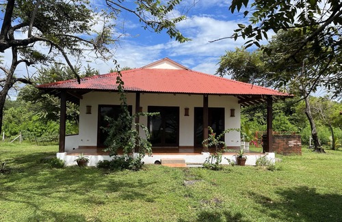 Leon House | Oceanfront Escape: 2BR Bungalow on Nicaragua’s Treasure Beach