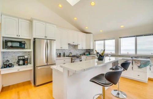 Oak Harbor House | Oceanfront Escape w/Hot Tub!.