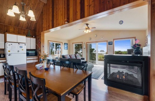 Rockaway Beach House | Oceanfront Family Cabin *4 BR* *Wrap-Around Deck*