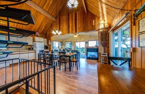 Rockaway Beach House | Oceanfront Family Cabin *4 BR* *Wrap-Around Deck*