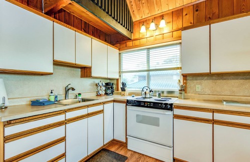Rockaway Beach House | Oceanfront Family Cabin *4 BR* *Wrap-Around Deck*