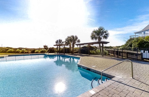 Atlantic Beach Condo | Oceanfront, First-Floor Condo with Balcony, Ocean View & Shared Pools/Tennis