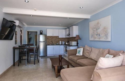 Malmok House | Oceanfront Honeymoon Suite - 5 min drive from all high rise hotels!