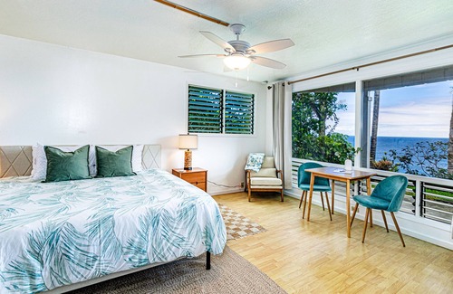 Hilo House | Oceanfront in Hilo Hale Kai Suites Bamboo Room - King Bed, Private Bathroom