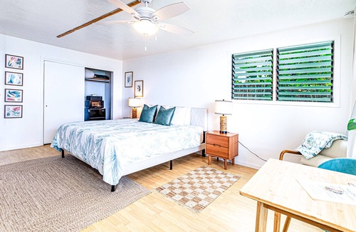 Hilo House | Oceanfront in Hilo Hale Kai Suites Bamboo Room - King Bed, Private Bathroom