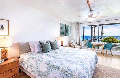 Hilo House | Oceanfront in Hilo Hale Kai Suites Bamboo Room - King Bed, Private Bathroom