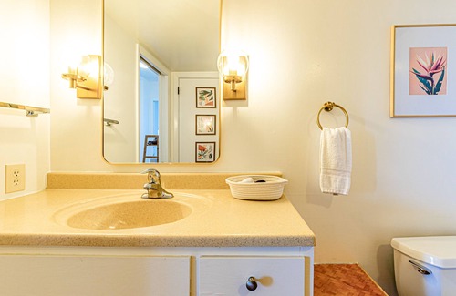 Kapoho House | Oceanfront in Hilo Hale Kai Suites Heritage Room - Queen Bed, Private Bath