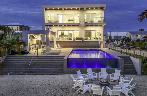 Farara Shores House | Oceanfront Luxury, Infinity Pool W/Spa, Dock, Kayaks