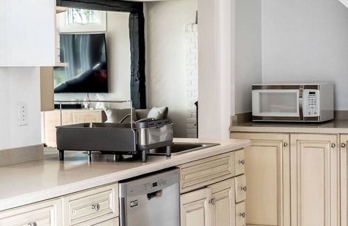 North Kingstown House | Oceanfront Modern Cape, 15 min to Newport!