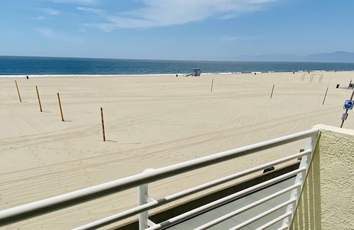 Hermosa Beach Condo | OCEANFRONT! Modern Beach Home on THE STRAND ! Great Rates !