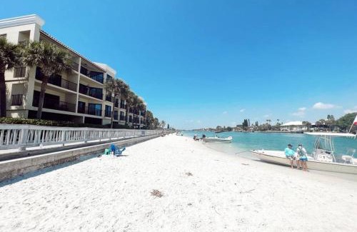 Sunset Beach Apartment | Oceanfront Paddle Boards, Cooler, on Sunset Beach