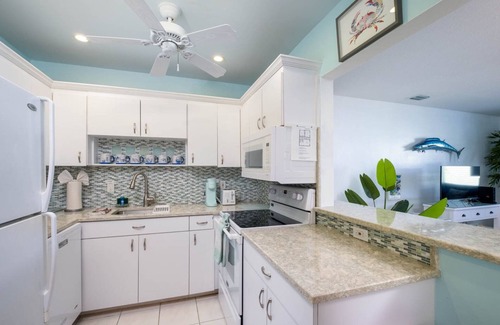 Key Colony Beach Hotel | Oceanfront Private Beach in Key Colony Beach Florida Keys