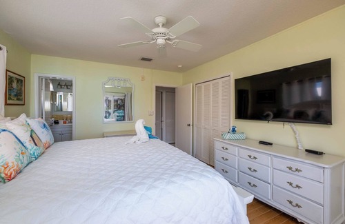 Key Colony Beach Hotel | Oceanfront Private Beach in Key Colony Beach Florida Keys