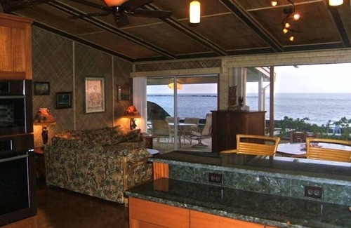 Kahaluu Bay House | Oceanfront Private Home on Kahalu'u Bay with Pool