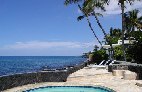 Kahaluu Bay House | Oceanfront Private Home on Kahalu'u Bay with Pool