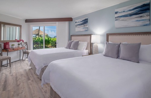 Hanamaulu Resort | Oceanfront Retreat, 2 QUEEN beds, water views, walk-out access to pools/ocean