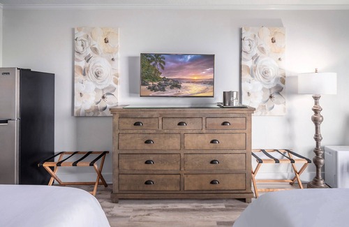 Hanamaulu Resort | Oceanfront Retreat, 2 QUEEN beds, water views, walk-out access to pools/ocean