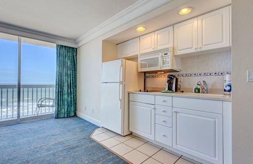 Ortona Park Hotel | Oceanfront studio with beach access, gym & high-speed WiFi