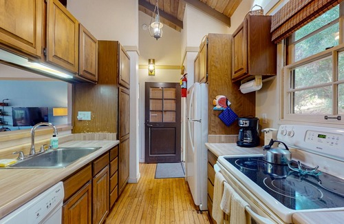 Maunaloa Apartment | Oceanfront Studio w/Free WiFi, Lanai, & Shared Pool, Grills - Walk to the Beach
