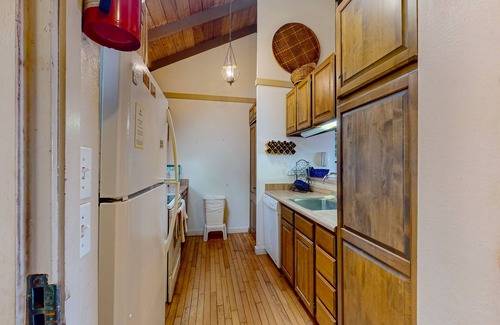 Maunaloa Apartment | Oceanfront Studio w/Free WiFi, Lanai, & Shared Pool, Grills - Walk to the Beach