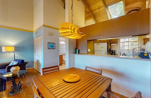 Maunaloa Apartment | Oceanfront Studio w/Free WiFi, Lanai, & Shared Pool, Grills - Walk to the Beach