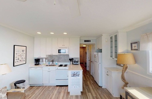 Charleston County Condo | Oceanfront, Top Floor/Corner Sea Cabin, Gorgeous Views with Pool