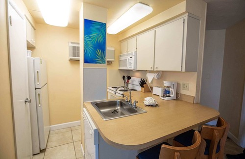 Daytona Beach Shores Condo | Oceanfront 1BR Condo w/Balcony & Kitchen